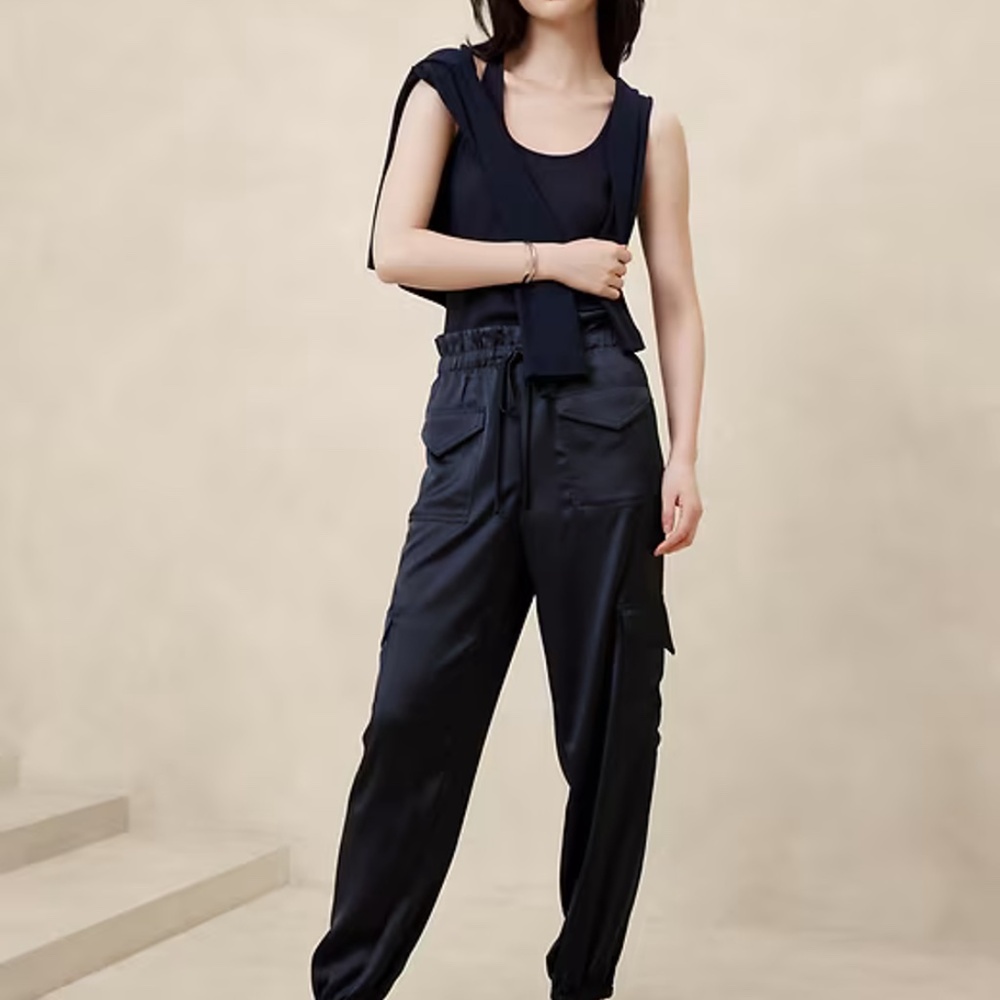 Banana Republic Satin Cargo Jogger - Size XXS (NWOT)